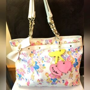 Betsey Johnson White Floral tote, gold accents, speech bubble interior. Cute!